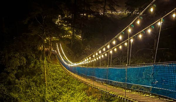 Mineral del Chico Entre Puentes Iluminados y Valles